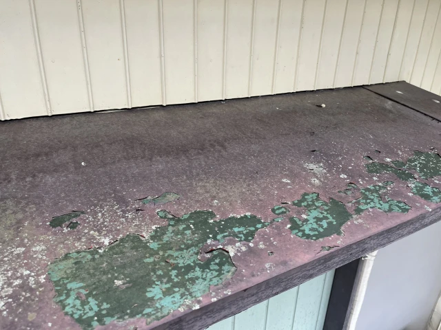 錆びてボロボロな庇