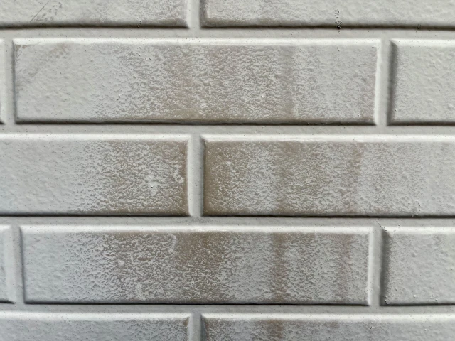 サイディングのチョーキング現象の跡