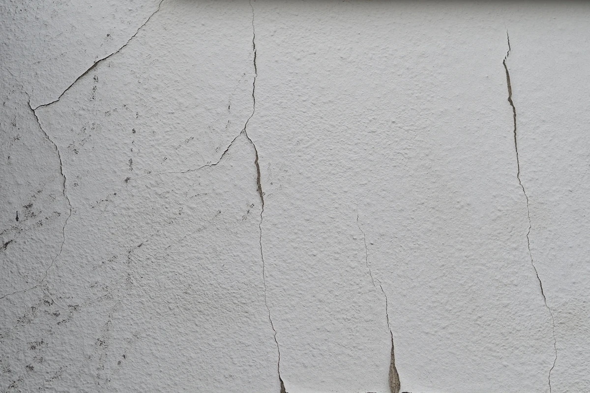 ひび割れた外壁