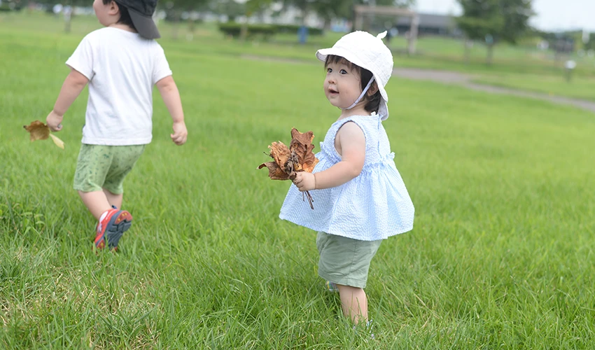 人工芝の美しい庭で遊ぶ子供たち