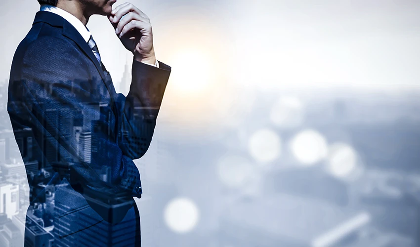 計画を立てるビジネスパーソン