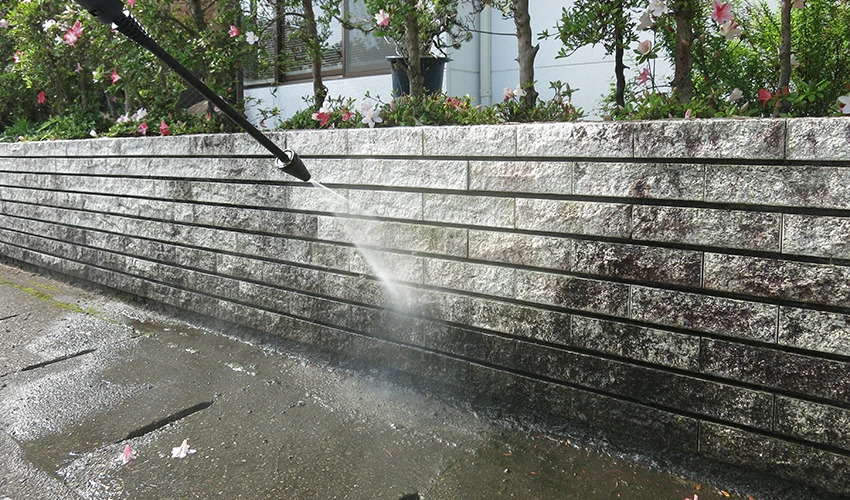 高圧洗浄機を使用している様子