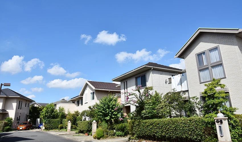 台風一過の青空と住宅