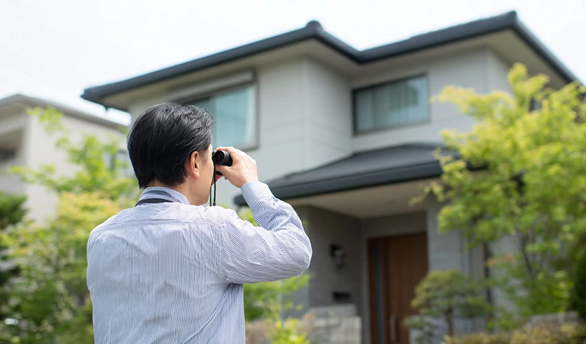 双眼鏡で屋根をチェック