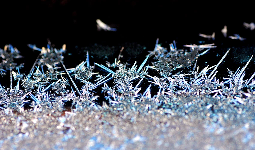 氷の結晶と水滴のクローズアップ