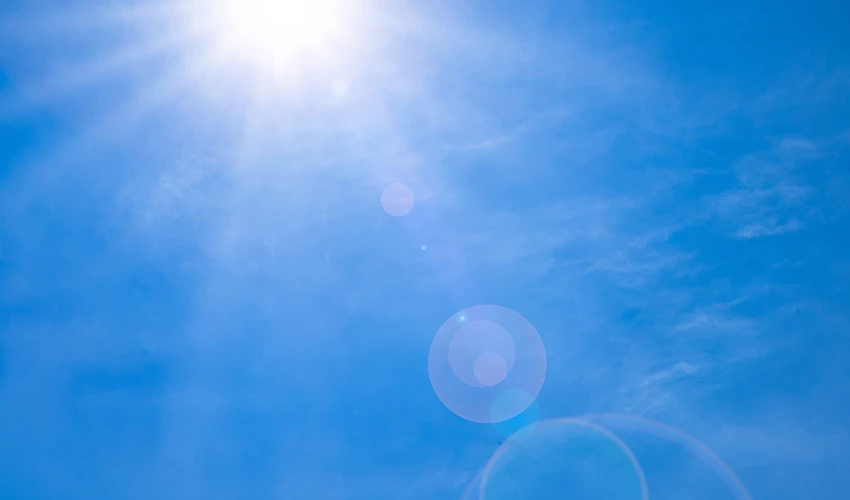 強烈な太陽光と夏の空