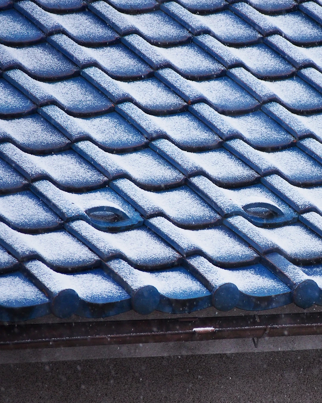 雪が積もった冬の住宅の屋根