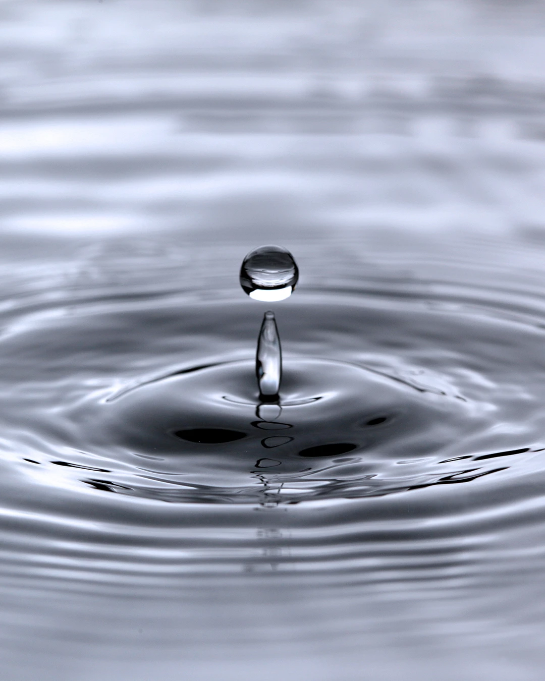 水滴が表面に広がる様子（親水性のイメージ）